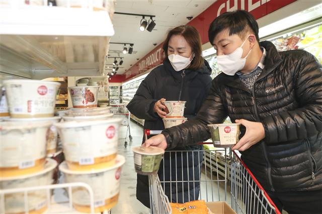 5일 성동구 직원들이 마트에서 자가격리자들에게 지원할 즉석밥 등을 구매하고 있다. 성동구 제공