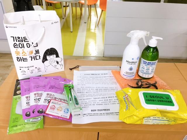 서초구가 자가격리 대상자에게 전달한 상자 안에 들어 있는 안내문과 마스크, 손소독제, 물티슈 등의 모습. 서초구 제공