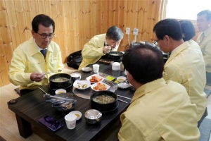 사랑해요 진천·아산… ‘코로나 한파’ 불어닥친 식당서 식사합시다