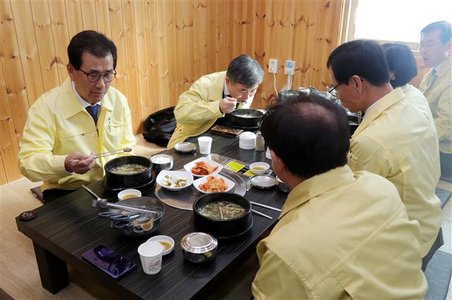 이시종(왼쪽) 충북지사와 관계 공무원들이 5일 중국 우한 교민이 생활 중인 충북 진천 국가공무원인재개발원 인근 식당을 찾아 점심 식사를 하고 있다. 충북도 제공