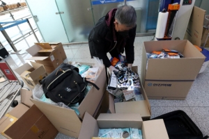 인천공항서 마스크 1만개 ‘박스갈이’ 한 홍콩인