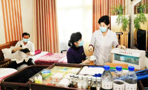 북한 노동당 기관지 노동신문은 6일 전국 각지에서 신종 코로나바이러스 예방을 위해 힘쓰고 있다고 보도했다. 강원도 원산 송도원여관에서 마스크를 쓴 사람들이 물품을 소독하고 있다. 2020.2.6  노동신문 홈페이지 캡처