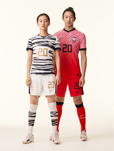 나이키가 6일 한국 축구 대표팀이 입게 될 홈·원정 유니폼 디자인을 공개했다고 밝혔다. 나이키는 “손으로 그려낸 디자인 패턴부터 맞춤형 서체까지 대한민국의 고유한 모습을 담아낸 점이 특징”이라고 소개했다. 2020.2.6  나이키 제공
