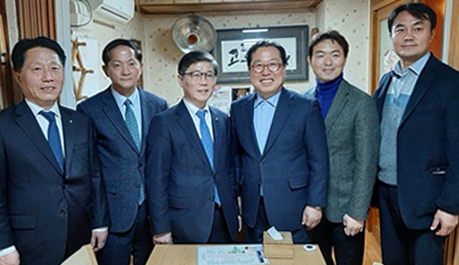 김종천(오른쪽에서 두 번째) 과천시장 등 3기 신도시 시장협의회는 5일 서울 여의도에서 열린 정례회의에 김현미 국토부장관과 LH 변창흠 사장을 초청해 3기 신도시의 성공적인 조성에 대해 논의했다. 김 장관은 정확한 이유는 알 수 없지만 사진 촬영을 고사한 것으로 알려졌다. 사진 왼쪽부터 장덕천 부천시장, 이재준 고양시장, 변창흠 LH 사장, 조광한 남양주시장, 김 시장, 김상호 하남시장.  