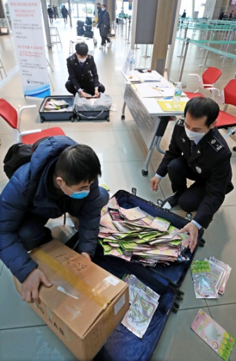 [포토] ‘출국 시 마스크 개수 제한’