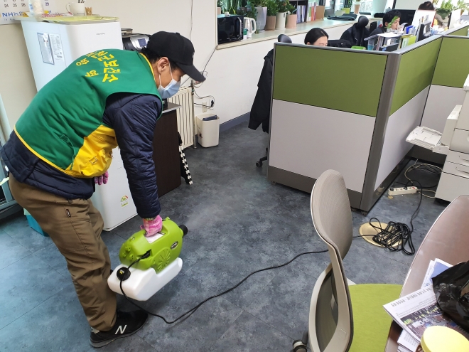 옥천군이 무상대여 사업을 추진중인 휴대용 소독기. 옥천군 제공.