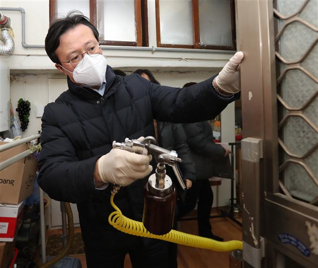 채현일 서울 영등포구청장이 지난 4일 영등포구 문래동의 한 주거 취약가구를 찾아 직접 방역작업을 실시하고 있다. 영등포구 제공