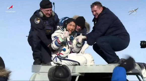 여성 중 우주 체류 최장 기록을 세운 미국인 우주비행사 크리스티나 코흐가 6일 소유스 MS13 캡슐을 타고 카자흐스탄 제즈카즈간에 착륙한 뒤 엄지를 치켜올리고 있다. 제즈카즈간 EPA 연합뉴스