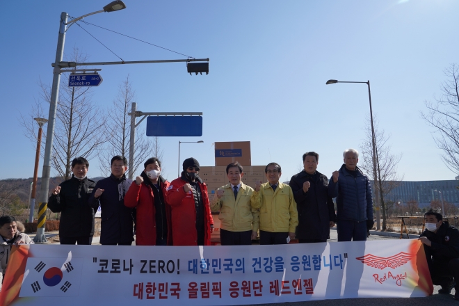 올림픽응원단 레드엔젤이 지난 5일 진천군을 방문해 우한교민들과 진천주민들을 위해 써 달라며 홍삼과 마스크 1004개씩을 전달하고 있다. 진천군 제공