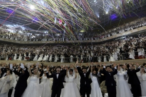 BBC “코로나 두려움에 맞서 가평에서 64개국 6000명 합동결혼”