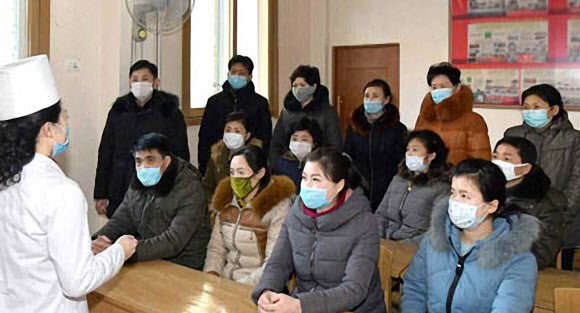 북한 주민들도 공공장소서 마크스 착용은 ‘필수’