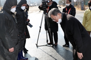 교민 격리시설 관계자에 고개 숙여 인사하는 문 대통령