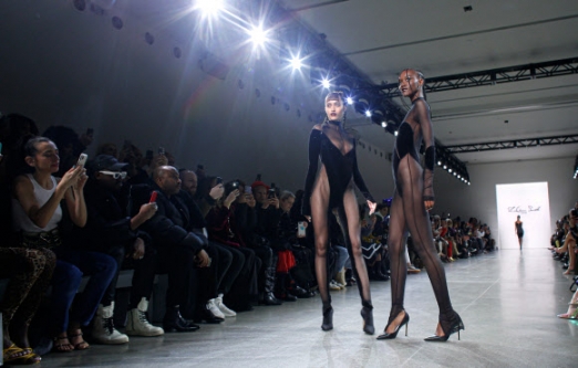 8일(현지시간) 미국 뉴욕에서 열린 뉴욕패션위크에서 모델들이 디자이너 라콴 스미스(LaQuan Smith)의 컬렉션 의상을 선보이고 있다.<br>AFP 연합뉴스