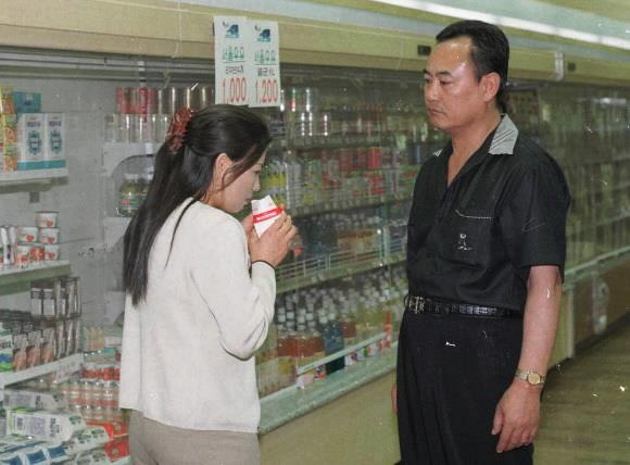 1998년 7월 19일 울산의 한 백화점 식품 매장에서 구입한 요구르트에 살충제를 타 아들에게 마시게 해 사망케 한 아버지 김영세(오른쪽·당시 49세)씨가 같은 달 20일 사건 현장에서 검증을 하고 있다. 김씨는 매장 직원에게 요구르트에서 이상한 약 냄새가 난다며 맡아 보라고 했다. 서울신문 DB