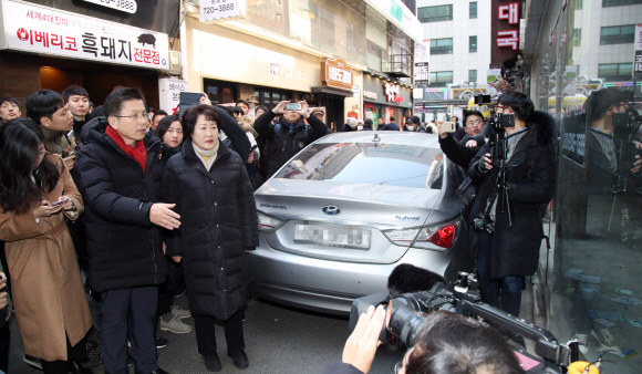 황교안 자유한국당 대표가 9일 오후 서울 종로 젊음의거리에 비어있는 상가를 들러보고 있다. 2020. 2.9  김명국 선임기자 daunso@seoul.co.kr