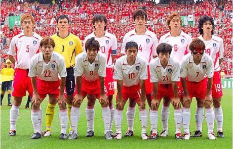 2002년 한일월드컵에서 상의가 흰색인 원정 유니폼을 입은 모습. 대한축구협회 제공