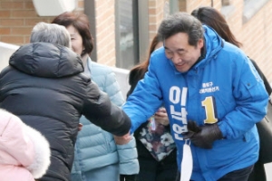 [포토] ‘기호 1번 입니다’ 종로 주민들과 인사 나누는 이낙연 전 총리