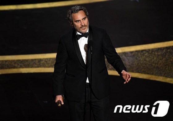 호아킨 피닉스가  9일(현지시간) 미국 캘리포니아주 로스앤젤레스 헐리우드 돌비극장에서 열린 ‘제92회 아카데미 시상식’에서 영화 ‘조커’로 아카데미 남우주연상을 수상하고 있다.