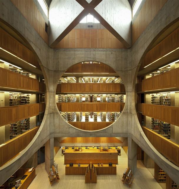 중심 공간을 비우고, 자연 조명을 풍부하게 끌어들인 루이스 칸의 필립스엑스터아카데미 도서관. 건축가 방철린 제공
