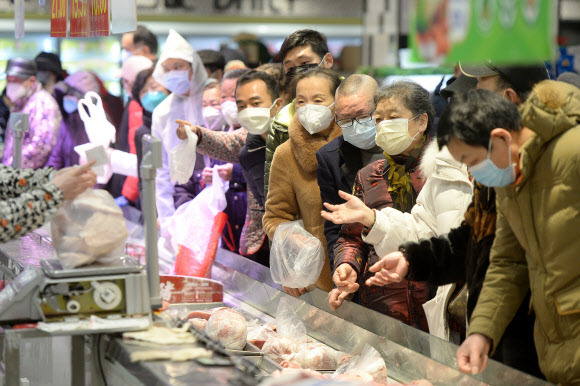 중국 후베이성 우한의 한 슈퍼마켓에서 10일 시민들이 마스크를 쓴 채 장을 보고 있다. 2020.2.10.  로이터 연합뉴스