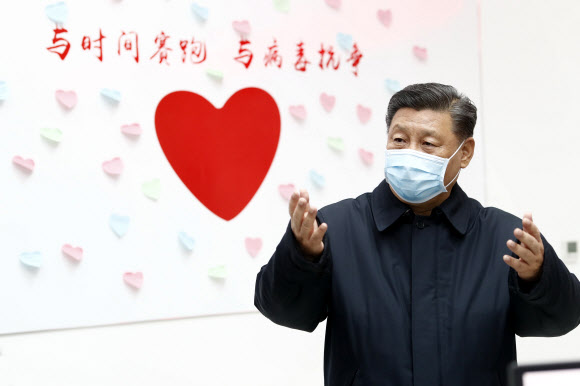 시진핑 중국 국가주석이 10일 베이징 신종 코로나바이러스 감염증 방역 현장을 방문, 관계자들에게 예방과 통제 업무에 관한 지시를 내리고 있다. 베이징 신화=연합뉴스