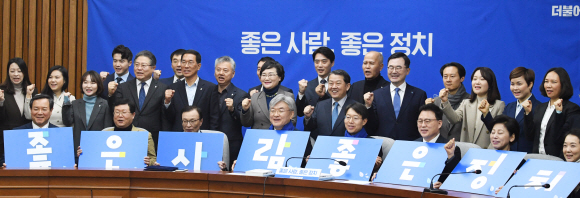 더불어민주당 이해찬 대표가 11일 오전 서울 여의도 국회에서 19.20호 영입인재 환영식을 마친 뒤 영입인재 1호인 최혜영교수부터 20호인 최기상 전 서울북부지방법원 판사까지인재들과 기념촬영을 하고 있다. 2020.2.11 김명국선임기자 daunso@seoul.co.kr