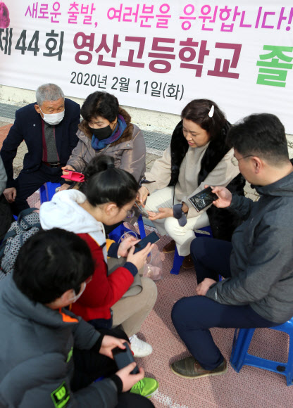 강당 대신 생중계 ‘유튜브 졸업식’