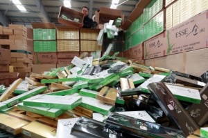 부직포로 속여… 31억원 상당 담배 70만갑 역대 최대 밀수 적발