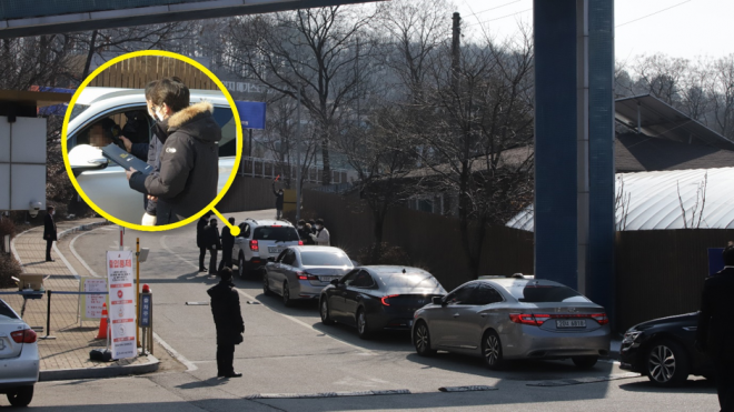 마스크를 착용한 메가스터디 기숙학원 직원들이 방문객을 대상으로 체온을 측정하고 있다.