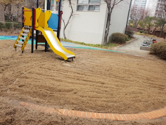 지난해 3월 동작구 사당동의 한 아파트 놀이터에 모래를 소독한 모습 동작구 제공