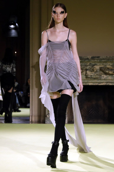 11일(현지시간) 미국 뉴욕에서 열린 ‘뉴욕 패션위크’에서 모델들이 디자이너 베라 왕의 의상을 선보이고 있다.<br>AP 연합뉴스
