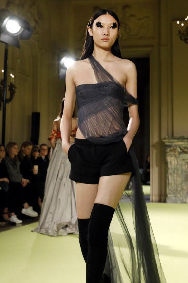 11일(현지시간) 미국 뉴욕에서 열린 ‘뉴욕 패션위크’에서 모델들이 디자이너 베라 왕의 의상을 선보이고 있다.<br>AP 연합뉴스