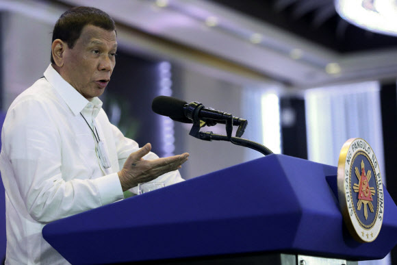 로드리고 두테르테 필리핀 대통령이 10일 마닐라에서 중국 필리핀인 기업가클럽 창립 22주년 행사에서 연설을 하고 있다. 마닐라 AP연합뉴스