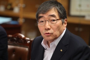 ‘조기 교체설’ 윤석헌 금감원장, 청와대 재신임 받았나