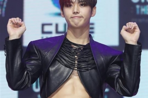 펜타곤 홍석, 파격 의상으로 복근 공개 ‘당당한 포즈’ [EN스타]