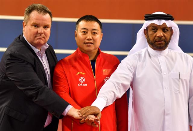 류궈량(가운데) 중국탁구협회장이 지난 4일 자국 선수단의 훈련 장소를 마련해 준 알리 한나디 카타르탁구협회장, 스티브 데인턴 국제탁구연맹(ITTF) 사무총장과 함께 기념촬영을 하고 있다. 중국탁구협회 홈페이지