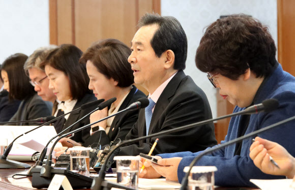 정세균(오른쪽 두 번째) 국무총리가 12일 정부서울청사에서 양성평등위원회 회의를 주재하고 있다. 양성평등위는 이날 회의에서 ‘제2차 양성평등정책 기본계획 2020년 시행계획’을 심의·의결했다. 연합뉴스