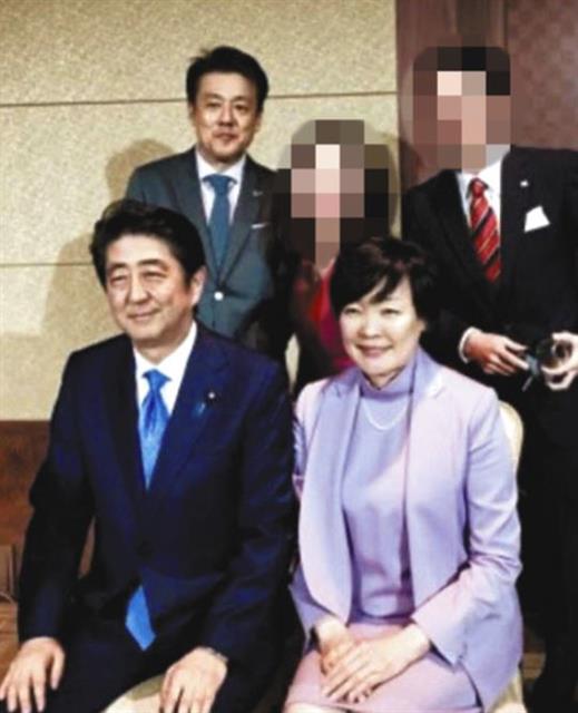 아베 신조 일본 총리 부부(앞줄)가 2016년 4월 벚꽃을 보는 모임 전야제에서 아와지 아키히토(뒷줄 왼쪽) 요쓰바 홀딩스 대표와 함께 찍은 사진. 트위터 캡처