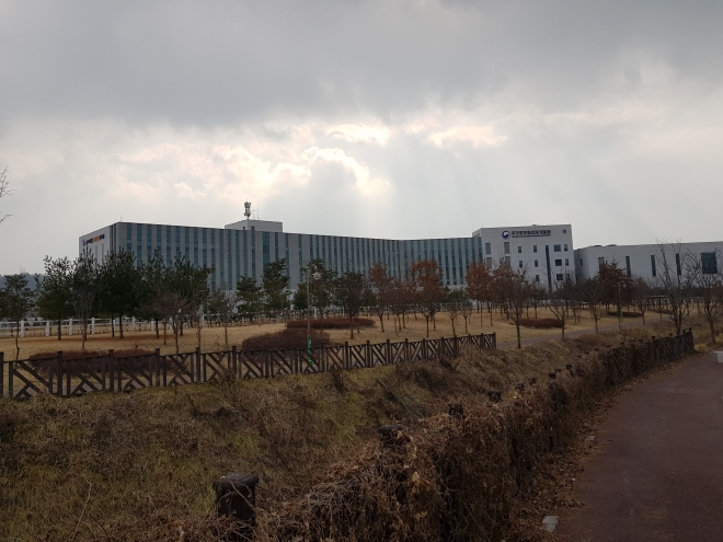 지난달 31일 중국 우한 교민 173명이 입소해 생활중인 충북 진천 국가공무원 인재개발원. 교민들은 오는 15일 퇴소한다.