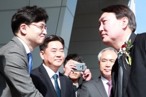 “총장이 장관 개입 명분 만들어” vs “장관 직권 남용한 개입”