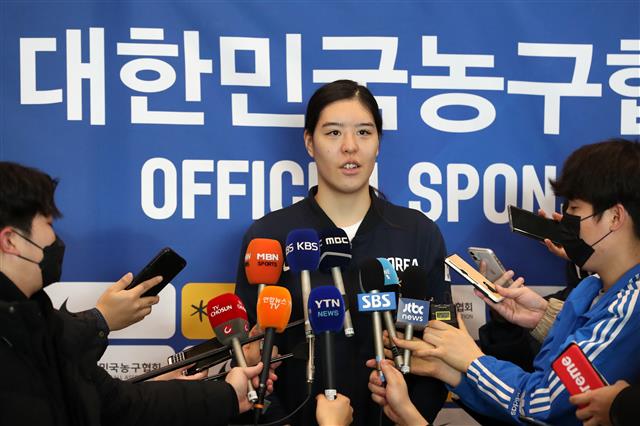 여자농구대표팀의 박지수가 지난 11일 인천공항 귀국현장에서 인터뷰를 하고 있다.