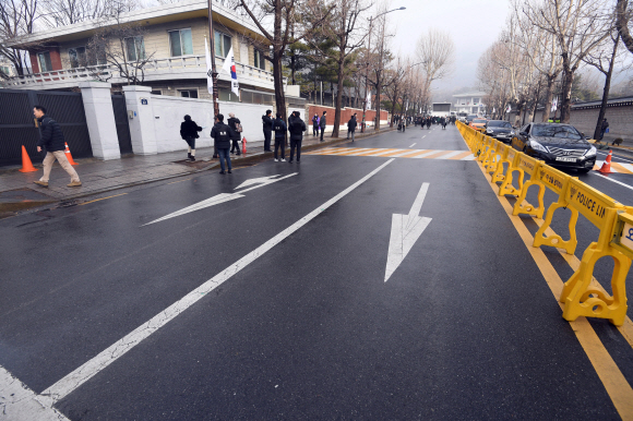 서울시가 13일 서울 종로구 효자동 청와대 앞에서 농성 중인 ‘문재인하야범국민투쟁본부’ 등 9개 단체의 불법 천막 13개와 적치물을 철거하는 행정대집행을 진행했다. 사진은 이날 종로구청 관계자와 용역직원들이 효자동 청와대 사랑채부터 정부서울청사 창성동 별관 인근까지 설치돼 있던 불법 건축물을 철거해 거리가 깨끗해진 모습. 박윤슬 기자 seul@seoul.co.kr