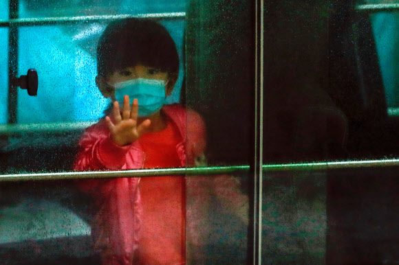 화장실을 통한 코로나19 바이러스 전파 가능성이 제기된 홍콩의 홍메이 아파트에서 11일(현지시간) 한 아이가 밖을 살피고 있다. 2020.2.11  로이터 연합뉴스