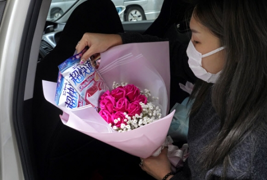 [포토] ‘마스크 꽃다발’ 발렌타인 데이 선물