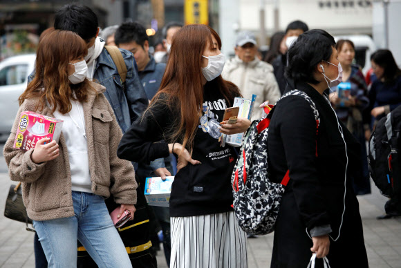 일본 도쿄의 마스크 구매 행렬