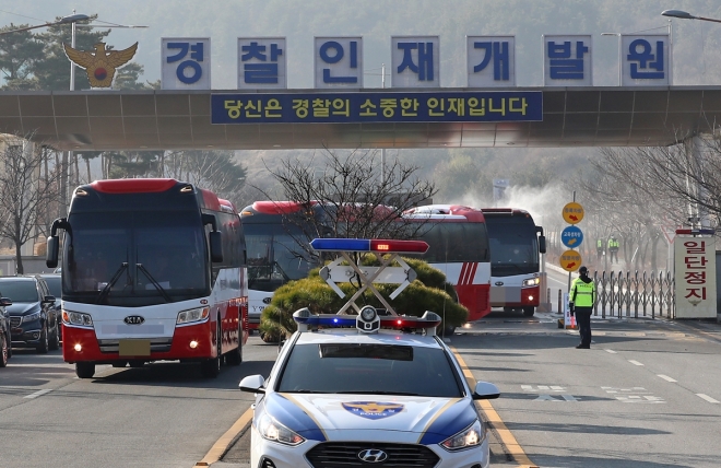 중국 우한 교민들을 태운 전세버스가 15일 충남 아산시 경찰인재개발원에서 소독을 받으며 차례로 나오고 있다. 연합뉴스