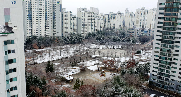16일 오전 경기 고양시의 한 아파트 단지에 한밤에 내린 눈이 쌓여있다. 2020.2.16 연합뉴스
