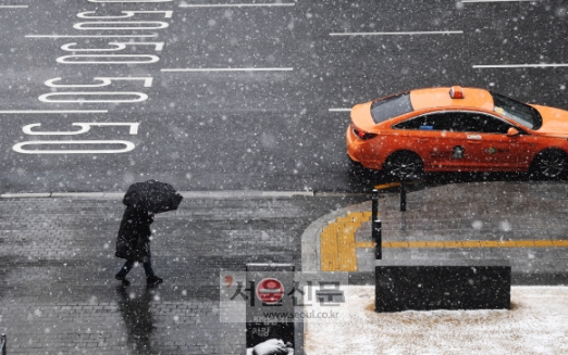 [서울포토] 눈내리는 휴일 서울 시내