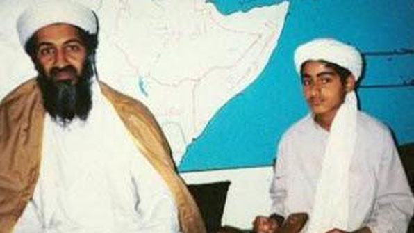 2011년 사망한 오사마 빈 라덴과 2018년 미군의 드론 공격에 목숨을 잃은 아들 함자가 함께 포즈를 취하고 있다. 2011년 알자지라 방송이 공개한 사진으로 두 사람이 함께 한 마지막 사진이다.