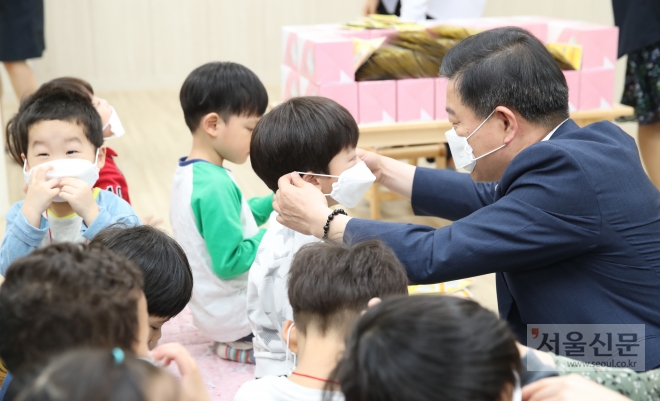 박승원 광명시장이 지난해 시립하안누리어린이집을 방문해 미세먼지 차단마스크를 지원했다. 광명시 제공